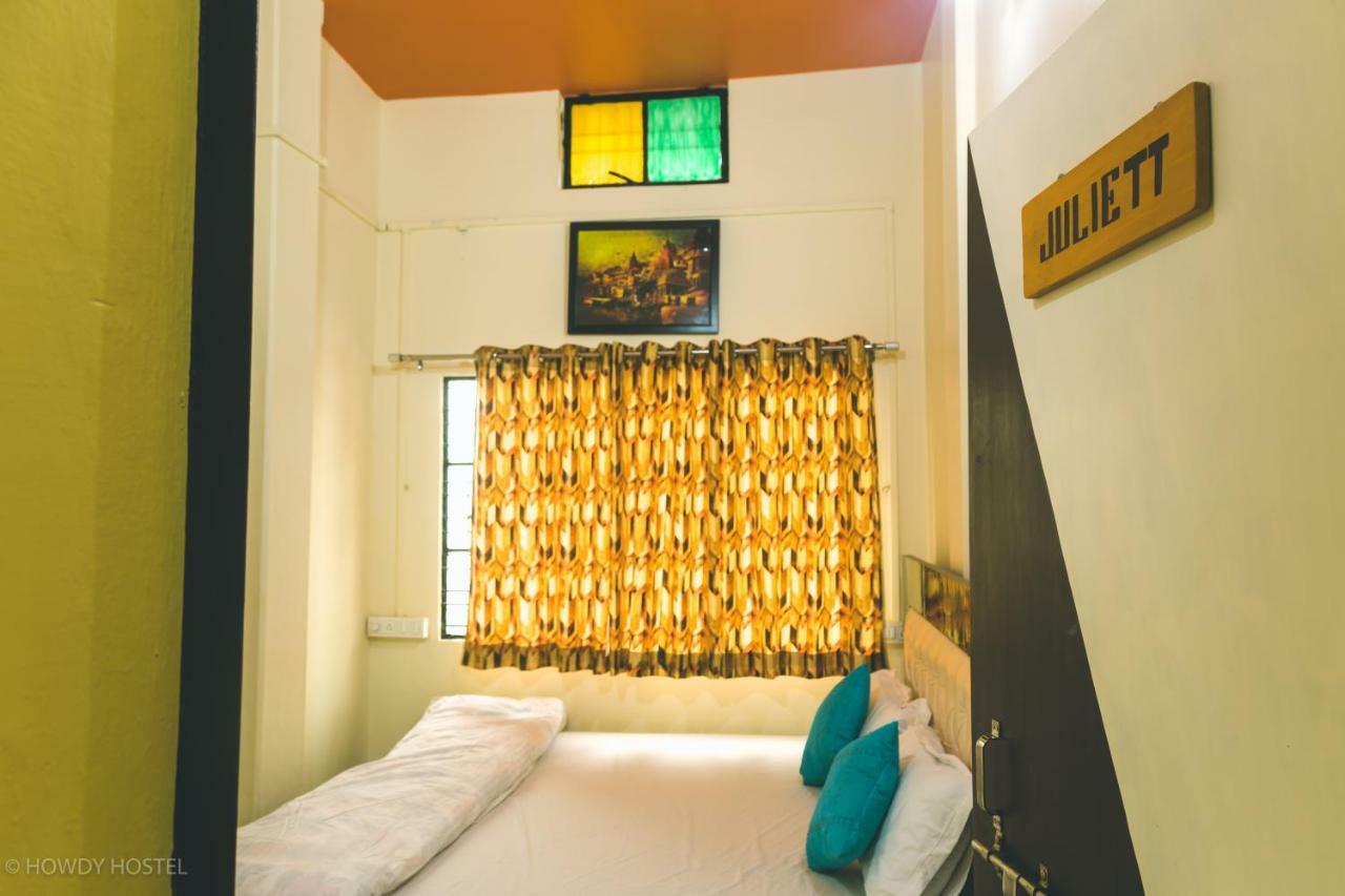 On The Ghat By Howdy Hostels Varanasi Ngoại thất bức ảnh