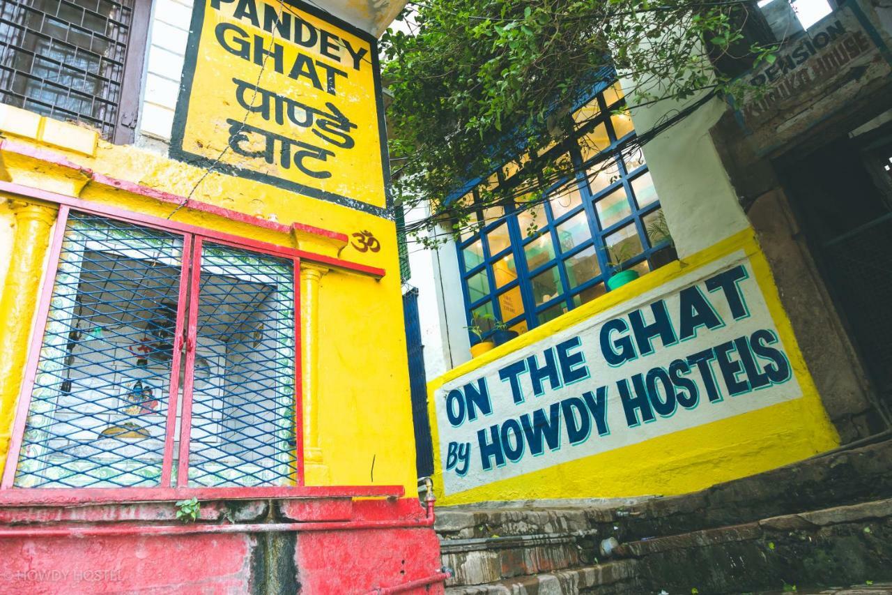 On The Ghat By Howdy Hostels Varanasi Ngoại thất bức ảnh