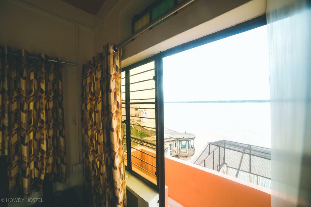 On The Ghat By Howdy Hostels Varanasi Ngoại thất bức ảnh