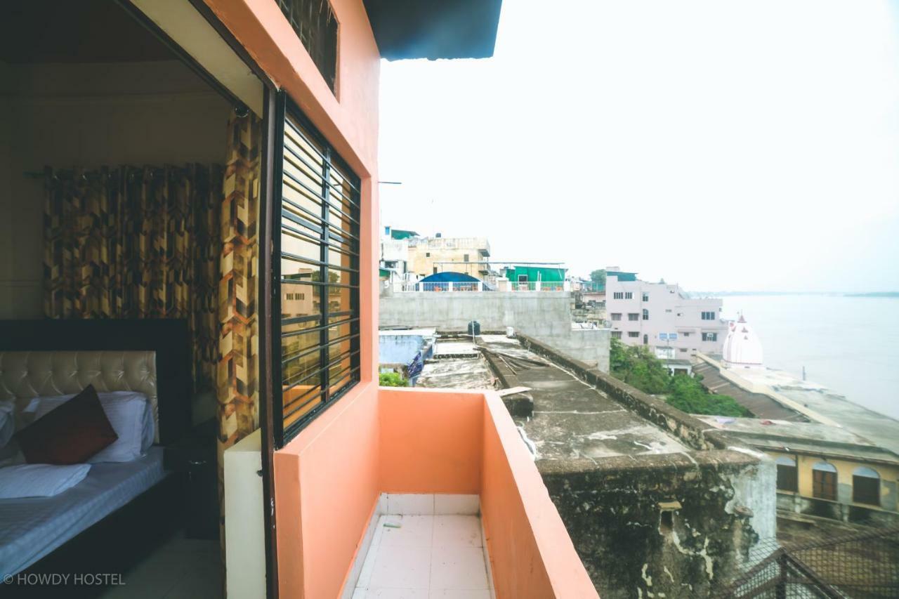 On The Ghat By Howdy Hostels Varanasi Ngoại thất bức ảnh